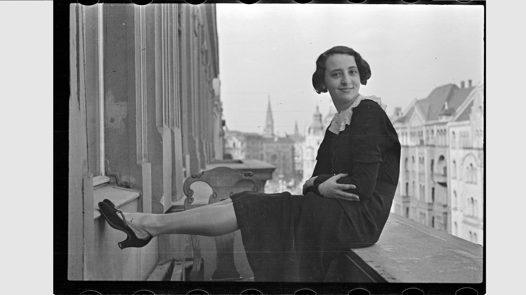 אשה במרפסת, ברלין, שנות ה-30. צילום: יבגני חנקין