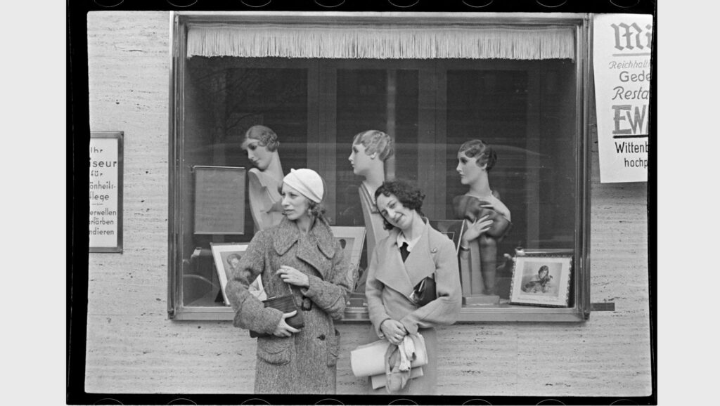 נשים ליד חלון הראווה, ברלין שנות ה-30. צילום: יבגני חנקין