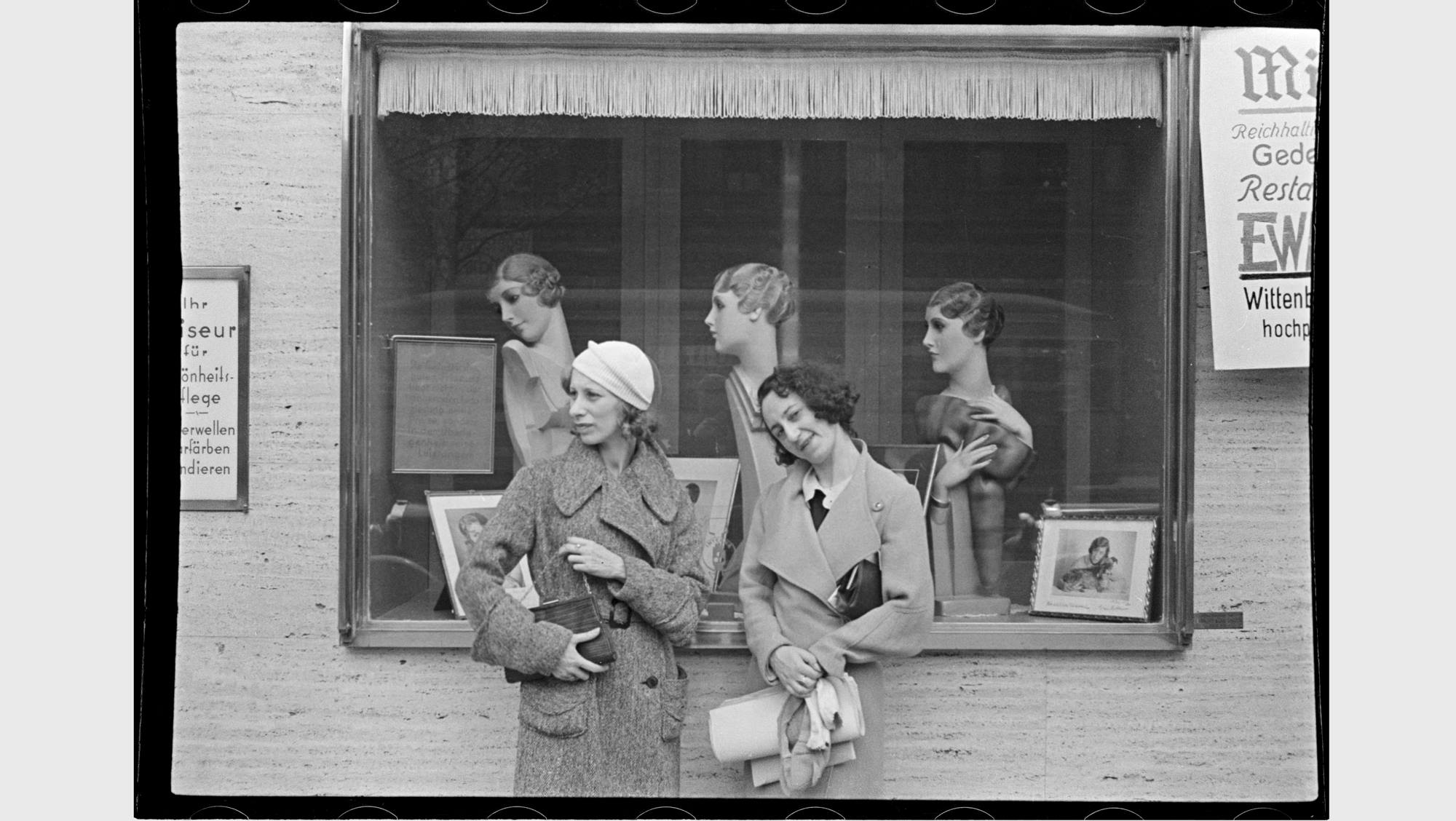 נשים ליד חלון הראווה, ברלין שנות ה-30. צילום: יבגני חנקין