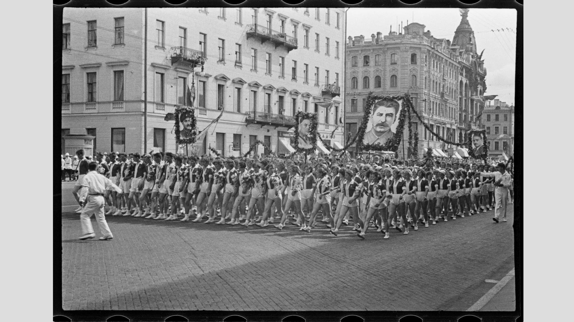 תהלוכת אחד במאי, לנינגרד, שנות ה-30. צילום: יעקב חנקין