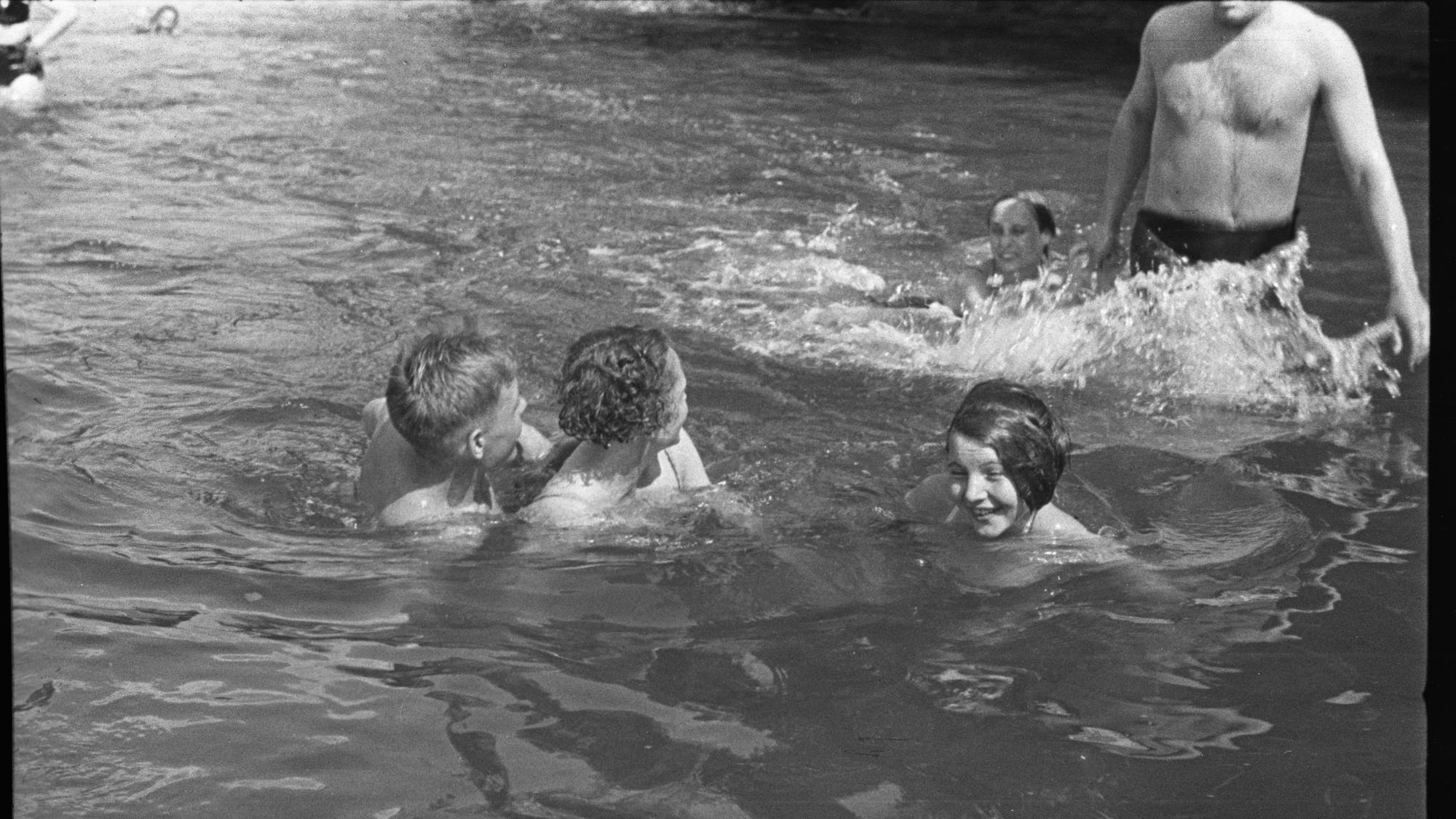 פרידה חנקין רוחצת במחנה קיץ, ברית המועצות, שנות ה־30. צילום: יעקב חנקין