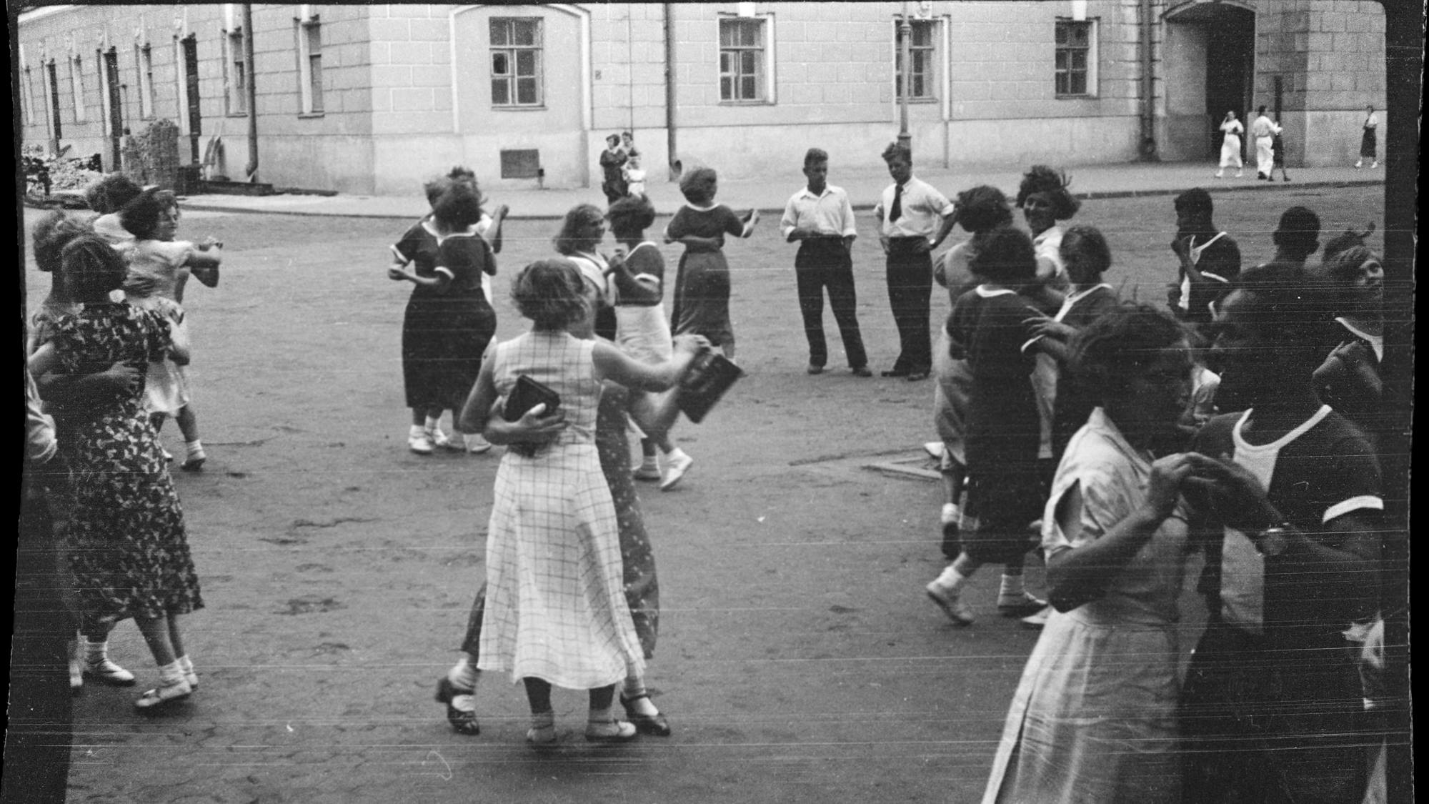 רוקדים ברחוב, לנינגרד, שנות ה־30. צילום: יעקב חנקין