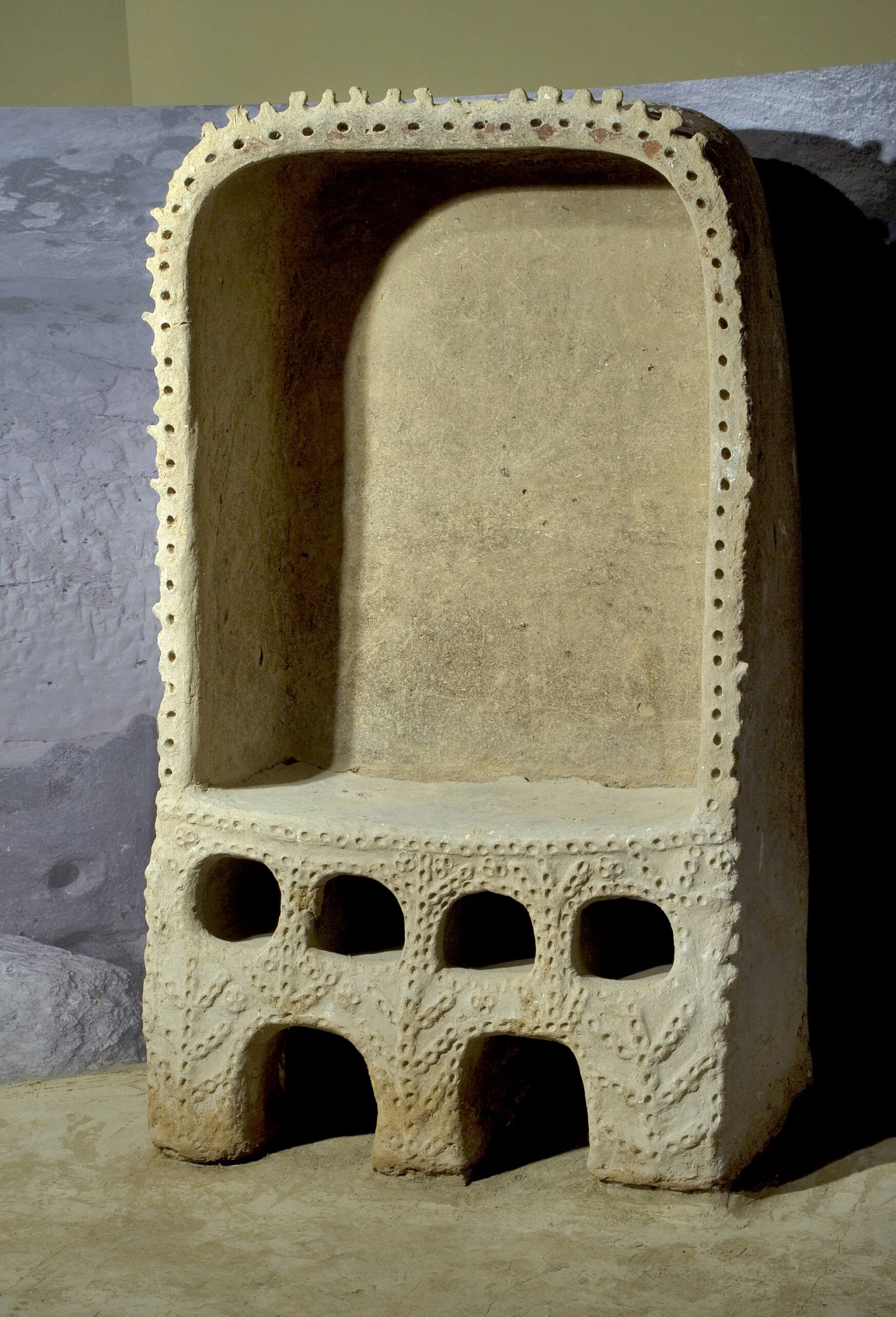 ארון בגדים מטין לא צרוף. מרכז אדם ועמלו צילום: לאוניד פדרול