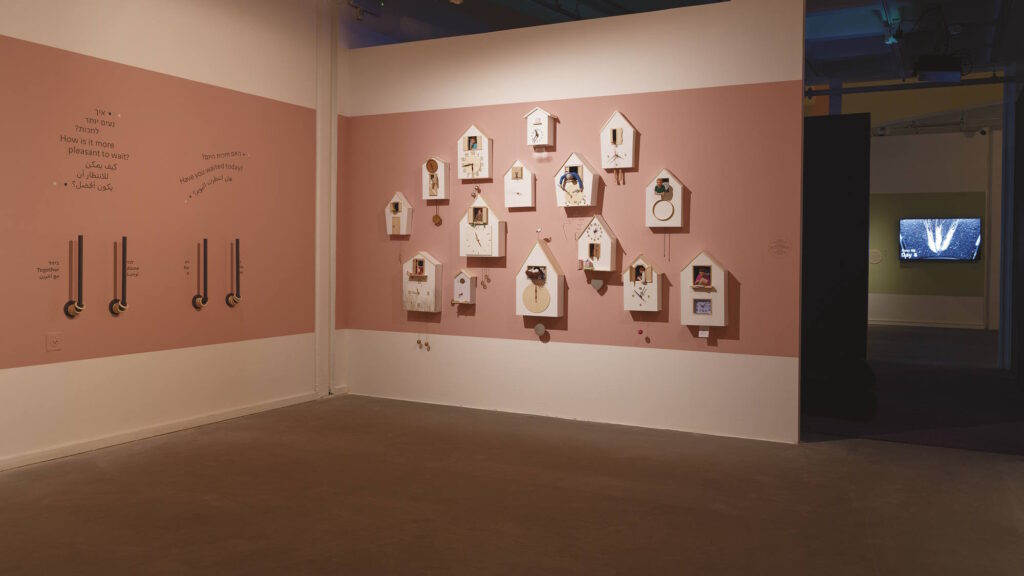 שווה לחכות. מראה הצבה בביתן אלכסנדר לתולדות הדואר והבולאות. צילום: אבי אמסלם