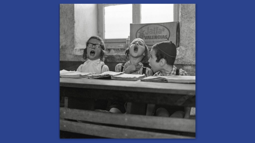 ילדים לומדים ב"חדר", ירושלים, 1971. צילום: ורנר בראון. מתוך התערוכה בין מים לשמיים: ורנר בראון במוז"א