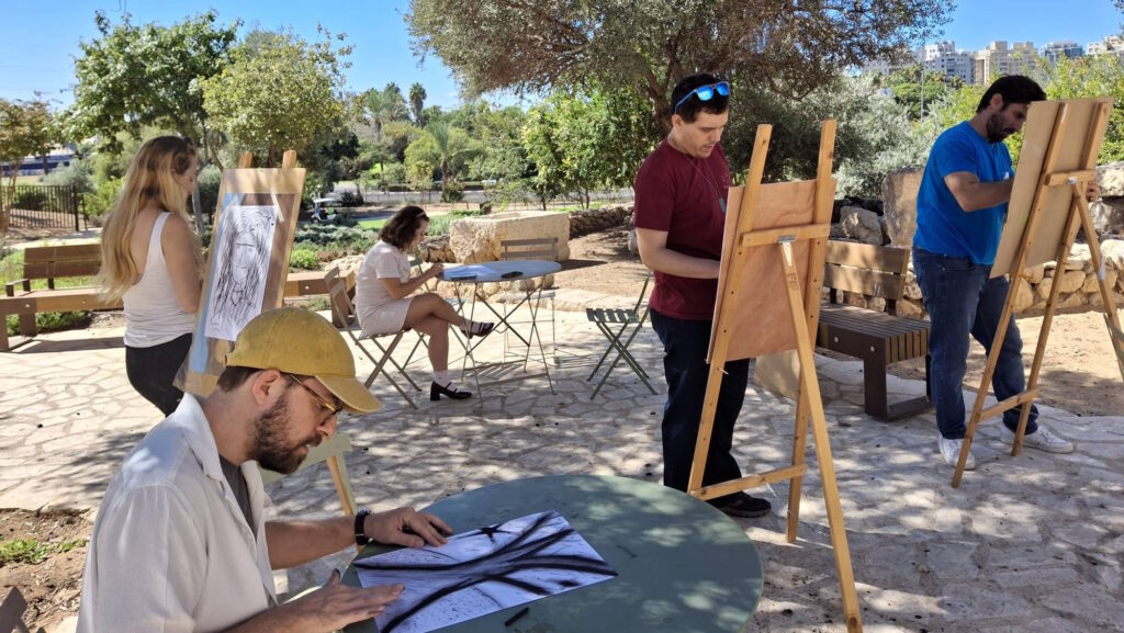 סדנת רישום בפחם במוז"א. צילום: גילי לוי