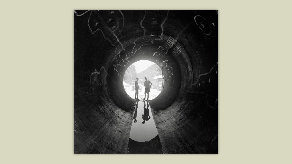 בין מבט לעדות, שיח גלריה בתערוכת עדות מקומית 2025 עם האוצר איליה יפימוביץ'