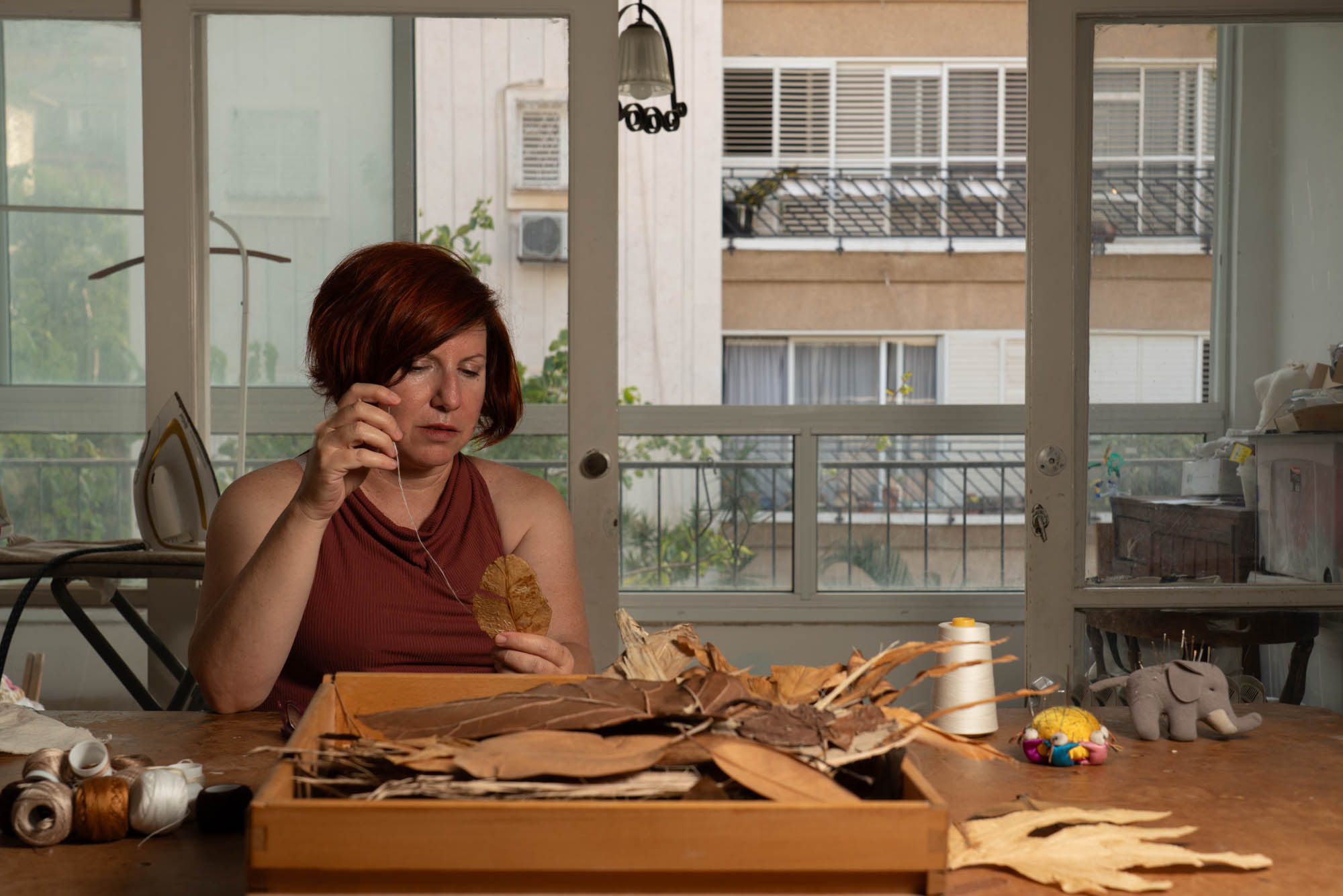 נטע עמיר, צילום: יעל ליכטנשטיין, צולם במסגרת פרויקט צילום אמני הביאנלה "מעשים וימים" במוז"א, מוזיאון ארץ־ישראל, תל־אביב