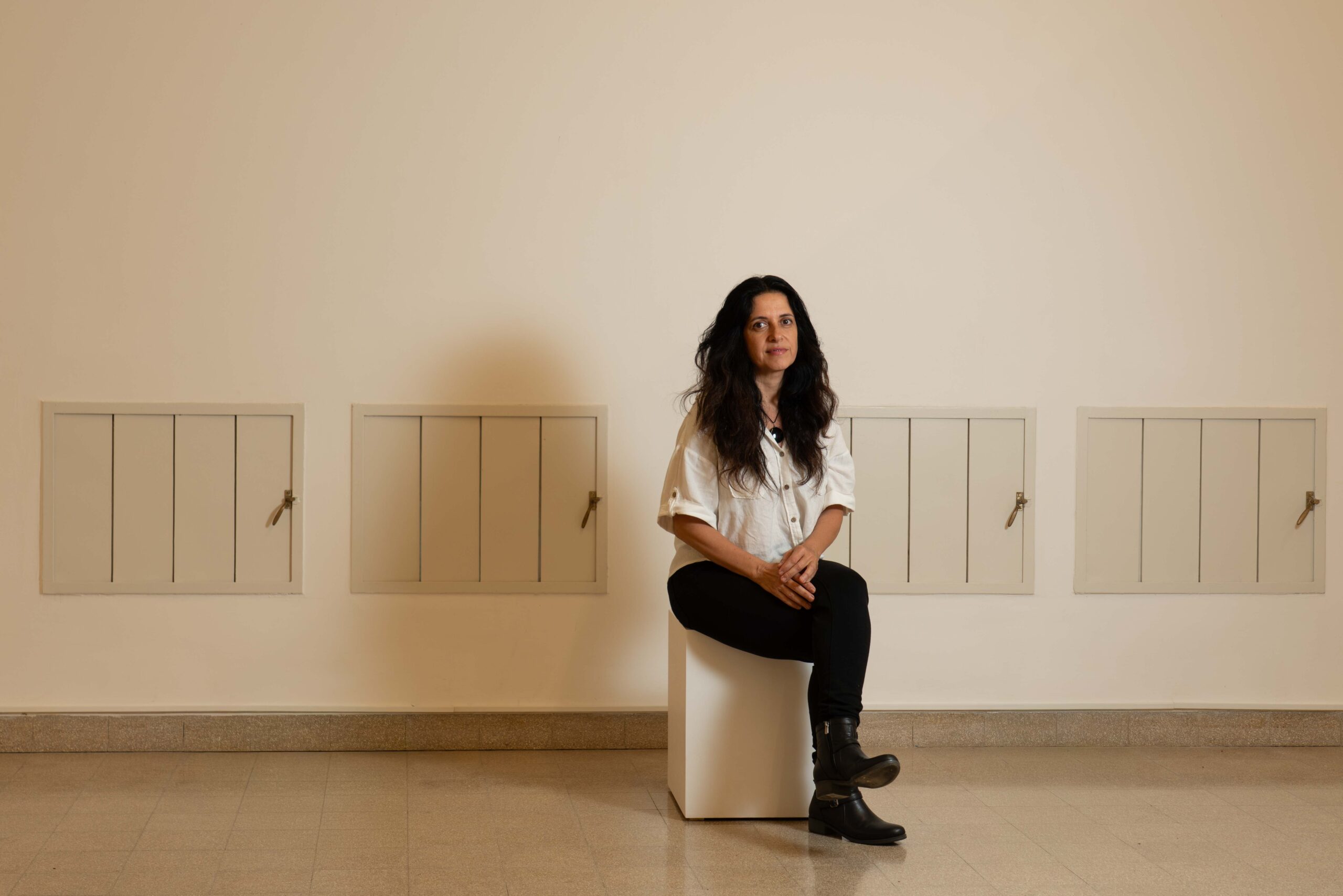 טל אמיתי לביא, צילום: יעל ליכטנשטיין, צולם בבית חנקין בכפר יהושע, במסגרת פרויקט צילום אמני הביאנלה "מעשים וימים" במוז"א, מוזיאון ארץ־ישראל, תל־אביב