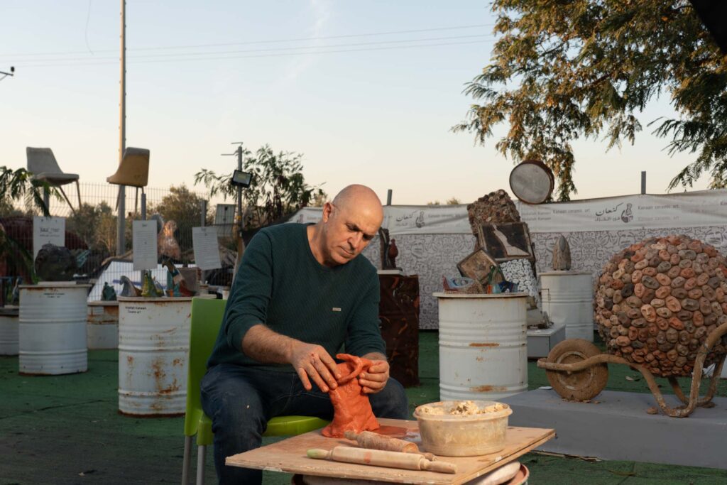 עבדאללה כנעאן, צילום: יעל ליכטנשטיין, צולם במסגרת פרויקט צילום אמני הביאנלה "מעשים וימים" במוז"א, מוזיאון ארץ־ישראל, תל־אביב
