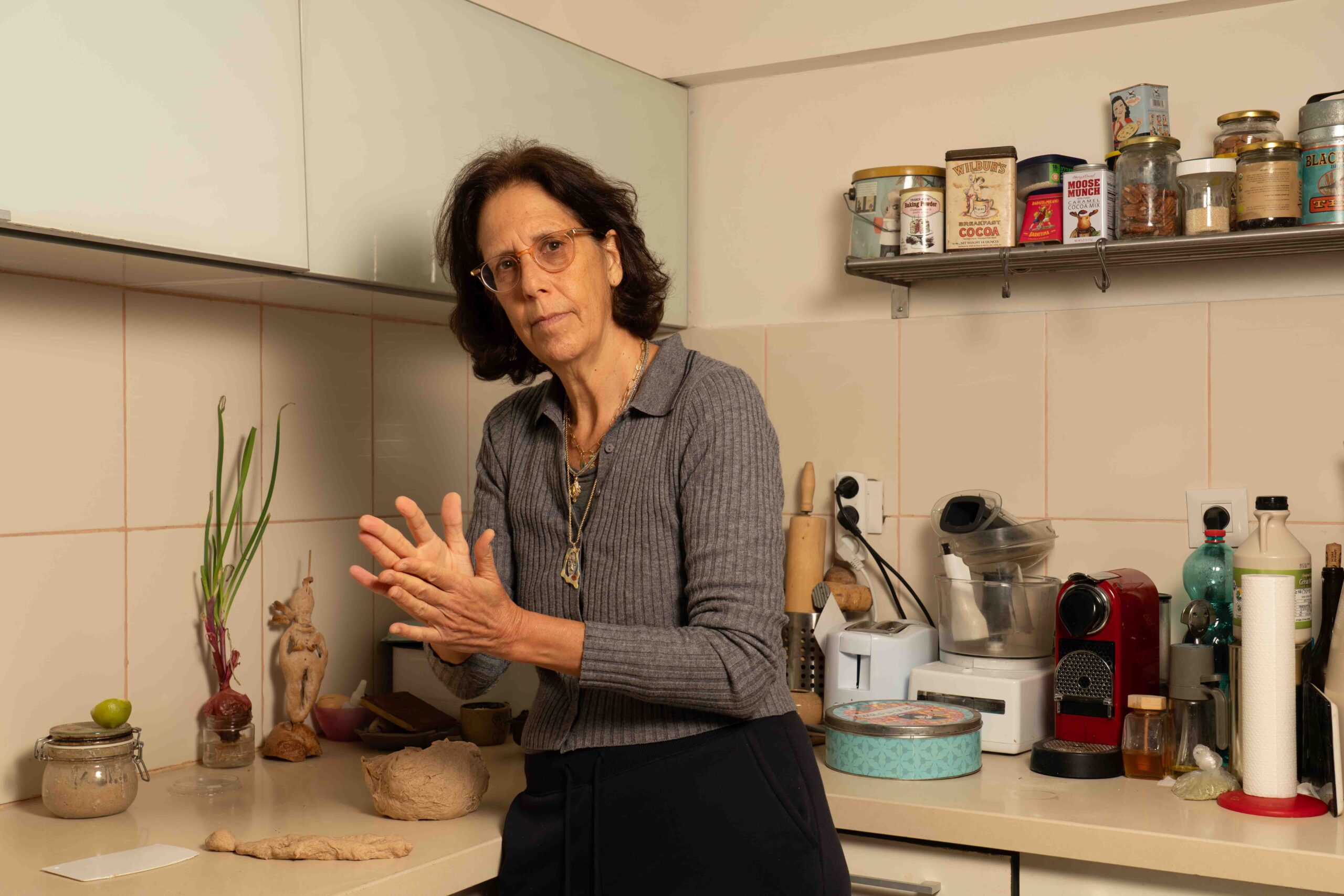 שרון לשם מורד, צילום: יעל ליכטנשטיין, צולם במסגרת פרויקט צילום אמני הביאנלה "מעשים וימים" במוז"א, מוזיאון ארץ־ישראל, תל־אביב