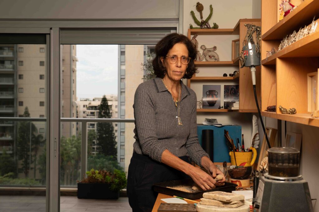 שרון לשם מורד, צילום: יעל ליכטנשטיין, צולם במסגרת פרויקט צילום אמני הביאנלה "מעשים וימים" במוז"א, מוזיאון ארץ־ישראל, תל־אביב