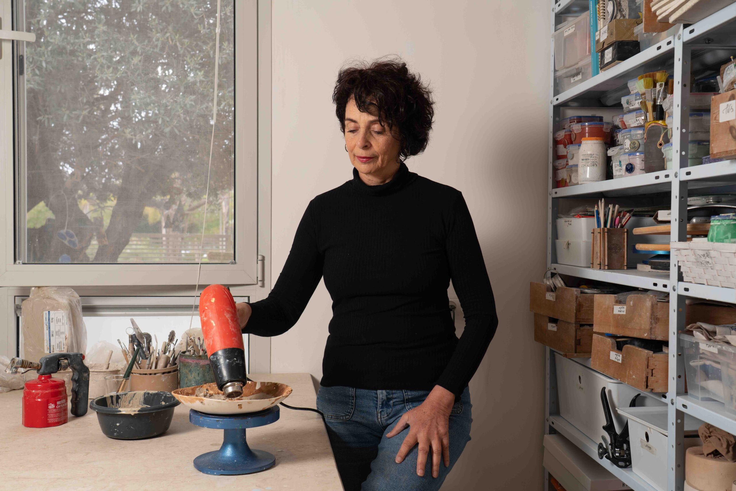 מיכל ברקוביץ, צילום: יעל ליכטנשטיין, צולם במסגרת פרויקט צילום אמני הביאנלה "מעשים וימים" במוז"א, מוזיאון ארץ־ישראל, תל־אביב