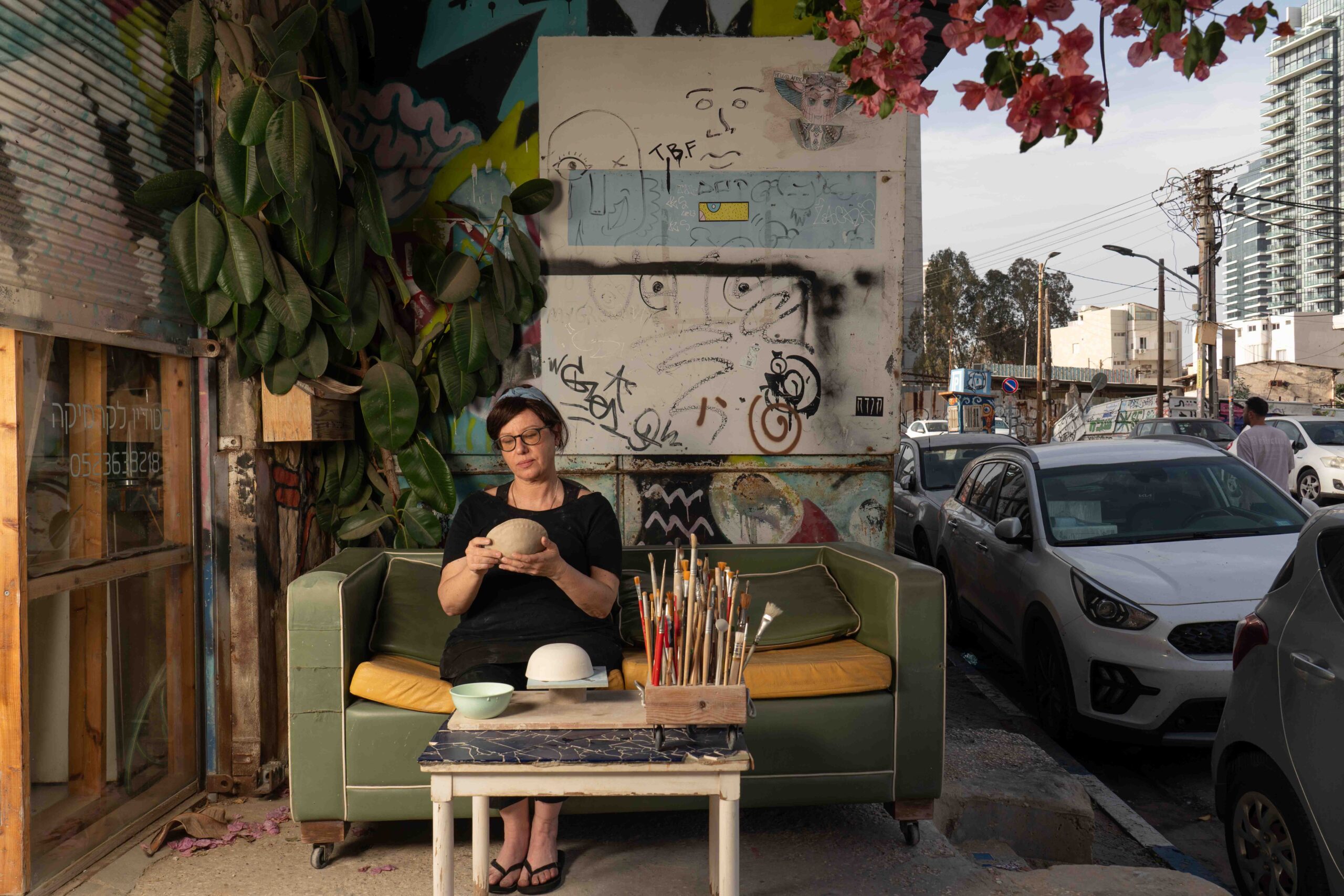 איה עמיקם, צילום: יעל ליכטנשטיין, צולם במסגרת פרויקט צילום אמני הביאנלה "מעשים וימים" במוז"א, מוזיאון ארץ־ישראל, תל־אביב