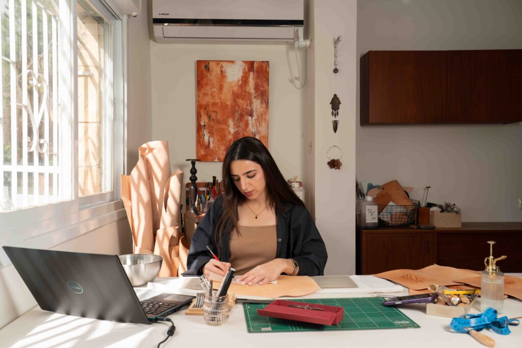 רחלי בן אליהו, צילום: יעל ליכטנשטיין, צולם במסגרת פרויקט צילום אמני הביאנלה "מעשים וימים" במוז"א, מוזיאון ארץ־ישראל, תל־אביב