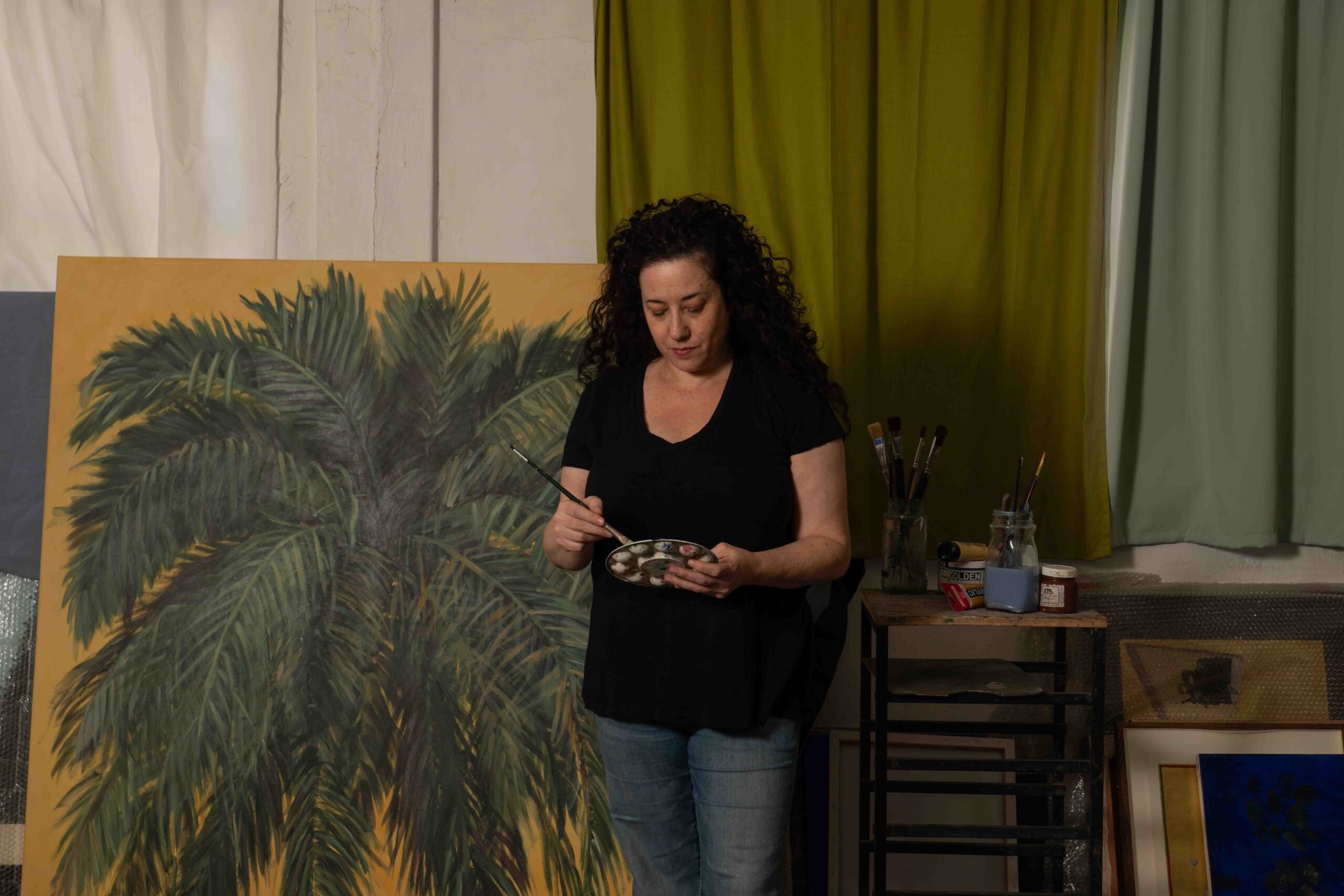 מאיה שמעוני, צילום: יעל ליכטנשטיין, צולם במסגרת פרויקט צילום אמני הביאנלה "מעשים וימים" במוז"א, מוזיאון ארץ־ישראל, תל־אביב