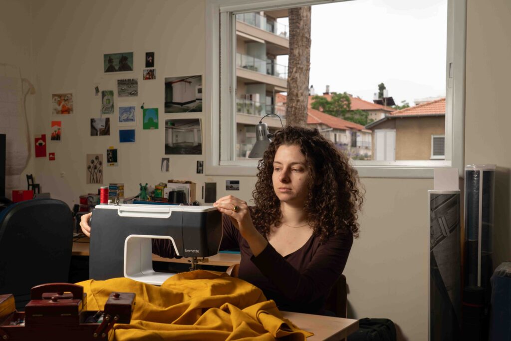 דפנה שרון, צילום: יעל ליכטנשטיין, צולם במסגרת פרויקט צילום אמני הביאנלה "מעשים וימים" במוז"א, מוזיאון ארץ־ישראל, תל־אביב